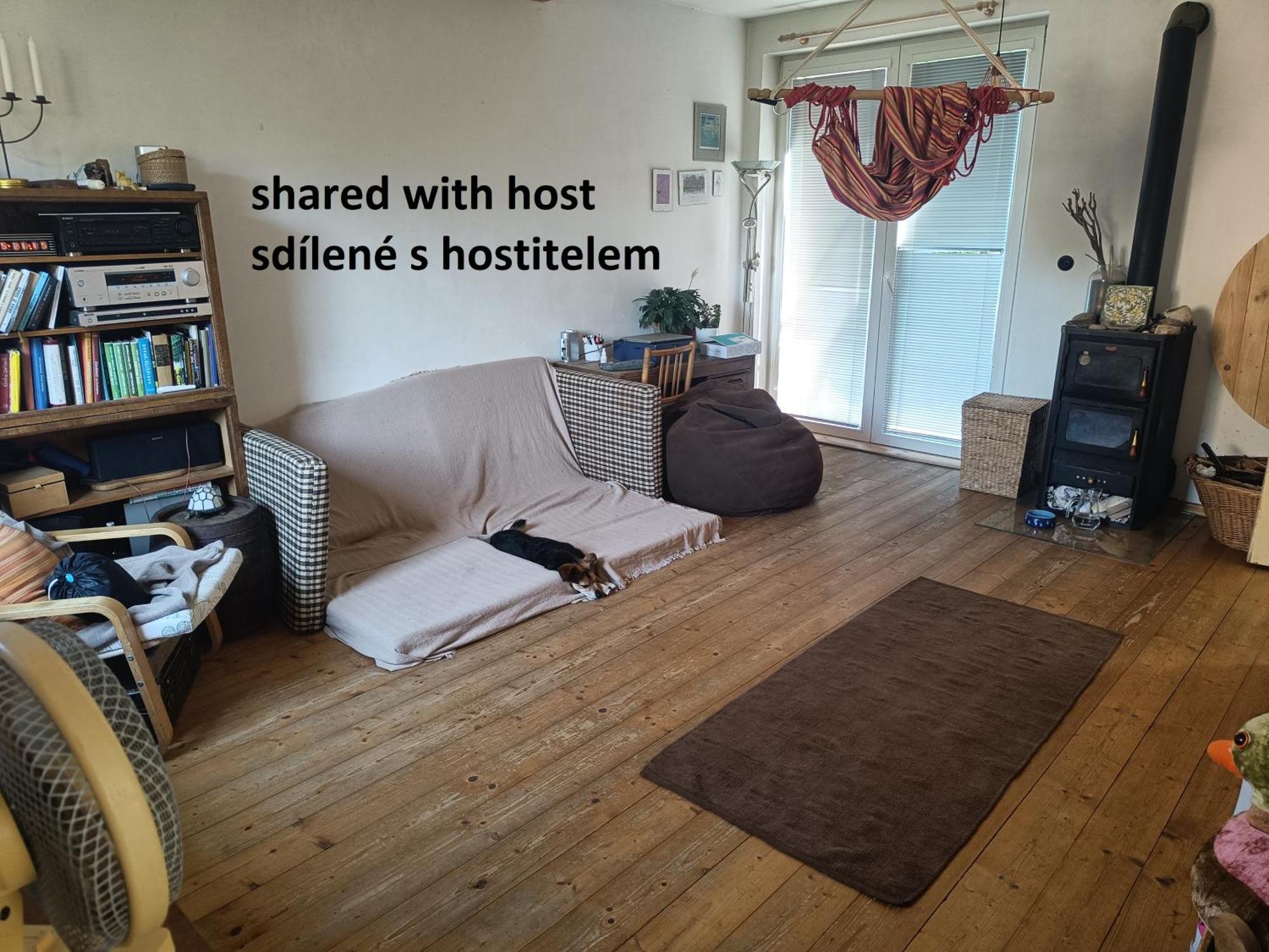 En Homestay With Private Top Floor, 3 Bedrooms, Bathroom, Kitchenette, Host Stays Downstairs With A Cat And 2 Small Dogs --- Cs Soukrome Horni Patro, 3 Loznice, Koupelna, Varic, Balkon - Prizemi Sdilene S Hostitelem, Kockou A 2 Malymi Psy Zlín Exterior photo